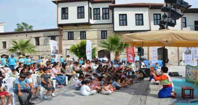 Tarihi St. Paul Meydanında tiyatro gösterimi