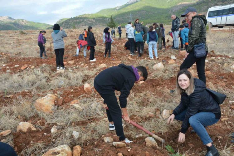 Öğretmenler Günü anısına 300 fidan toprakla buluşturuldu