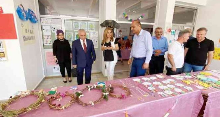 Minik öğrencilerden atık sergisi ve defilesi