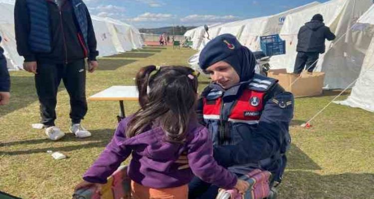 Depremzede çadırında doğan bebeğe ‘Umut’ adı verildi