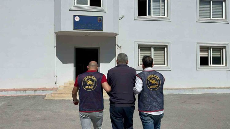 Mersin’de 28 yıl 9 ay ceza alan sahte kamu görevlisi yakalandı