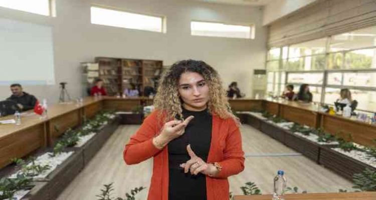 Büyükşehir Belediyesi personeli işaret dili öğreniyor