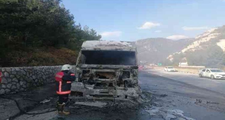 Tarsus'ta yanan tır kullanılmaz hale geldi