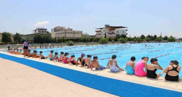 Toroslar'da yüzlerce çocuk yüzme öğreniyor