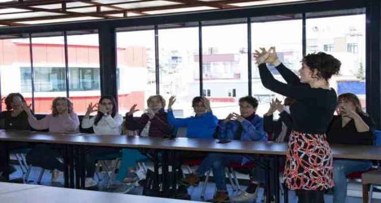 Mercek kursiyerleri işaret dili öğrenerek engelleri aşıyor
