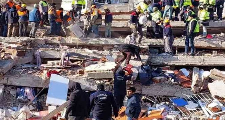 Toroslar Belediyesi ekipleri, Kırıkhan'da küçük çocuğu enkazdan sağ olarak kurtardı