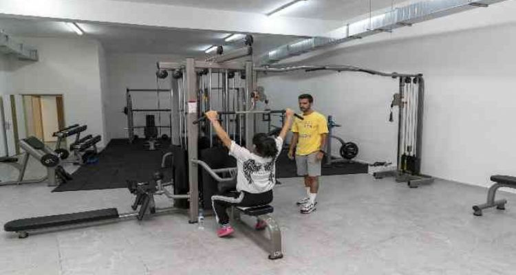 Özel bireyler, fitness salonunda spor yapıyor