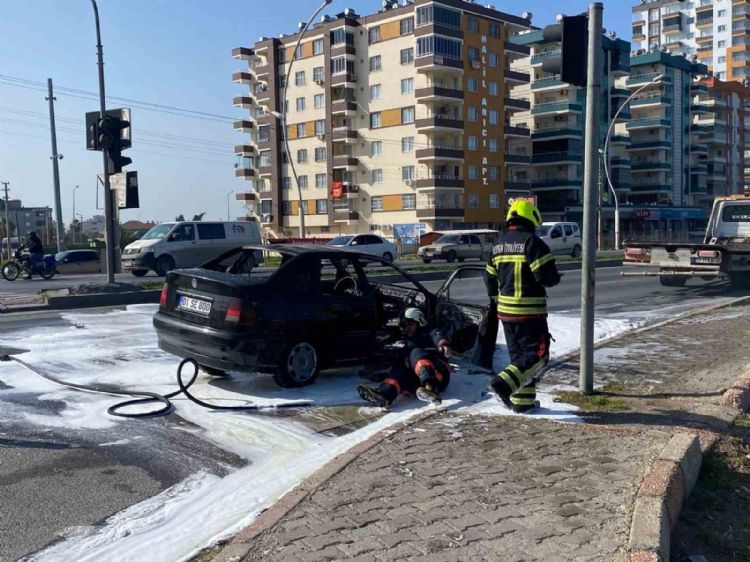 Mersin’de otomobil yangını