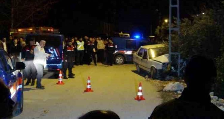 Otomobil elektrik direğine çarptı, sürücü hayatını kaybetti