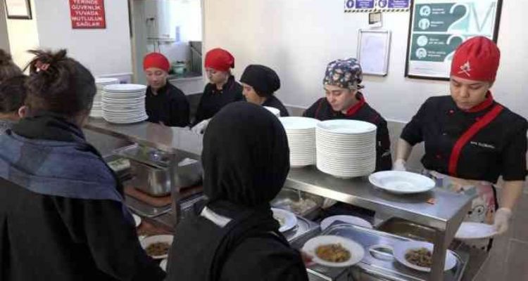 Mersin'de 37 bin 69 öğrenciye ücretsiz yemek imkanı