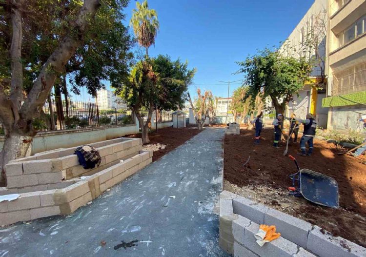 Akdeniz’de park ve yeşil alanlar yenileniyor