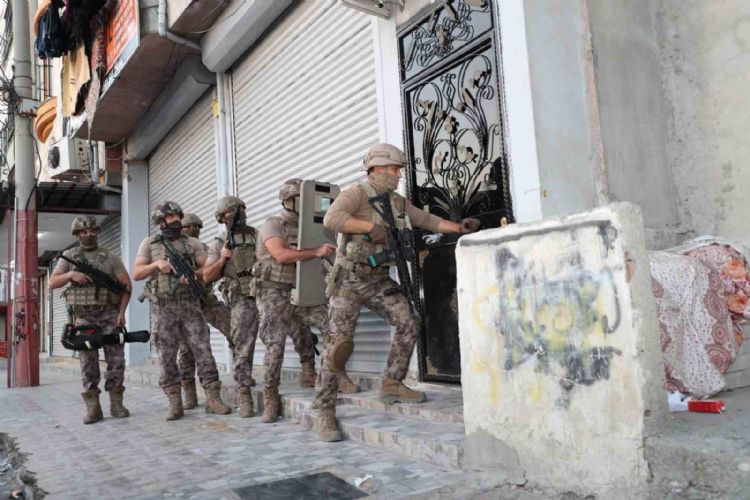 Mersin’de göçmen kaçakçılığı operasyonu: 3 tutuklama