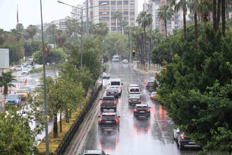 Mersin’de şiddetli yağmur vatandaşlara zor anlar yaşattı