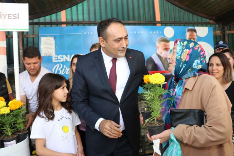 TOROSLAR BELEDİYESİNİN KADİFE ÇİÇEKLERİ, ANNELERE ULAŞTIRILDI