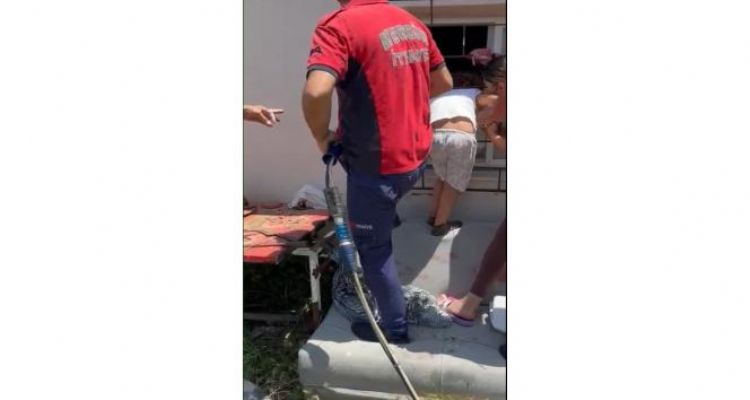 Kafası pencere demirine sıkışan çocuğu itfaiye kurtardı