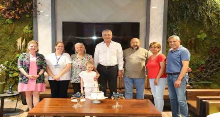 Belediye faaliyetlerine gönüllü olarak katılan Mina'ya doğum günü sürprizi