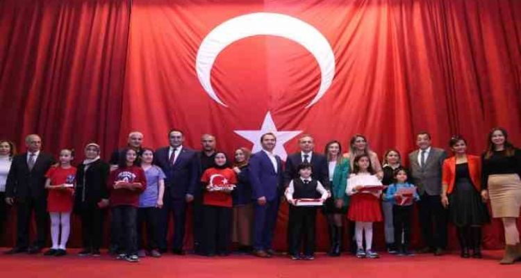 İstiklal Marşı'nı güzel okuma yarışması izleyenleri duygulandırdı