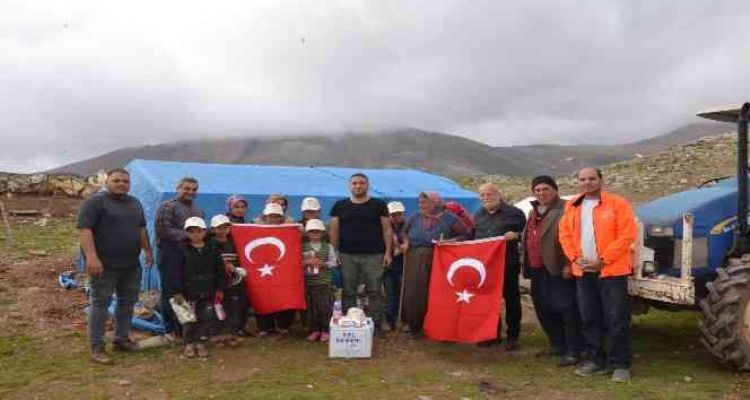 Büyükşehir Belediyesinden Yörüklere, hijyen kolisi, oyuncak ve şeker