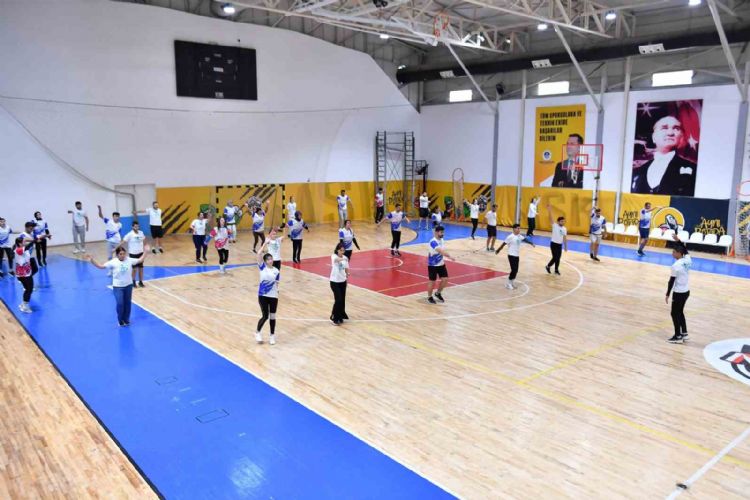 Mersin Büyükşehir Belediyesi gençleri fiziki yeterlilik sınavlarına hazırlıyor