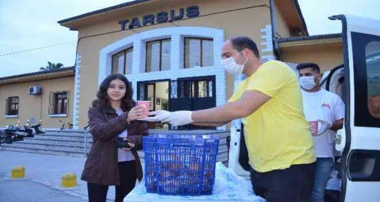 Mersin Otogarı'nda yolcular iftarlarını sıcak çorbayla açıyor