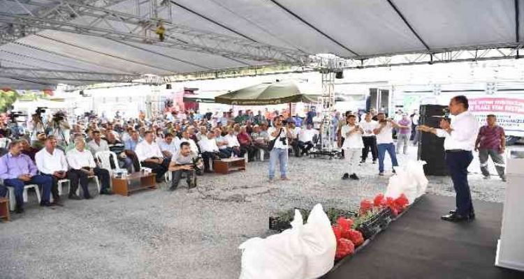 Silifke'de 225 yetiştiriciye 180 ton yem dağıtıldı