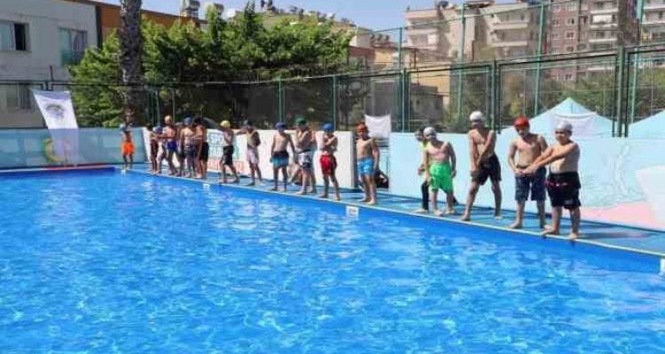 Akdeniz'de açılan kurslarla 3 yılda 10 bin çocuk yüzme öğrendi