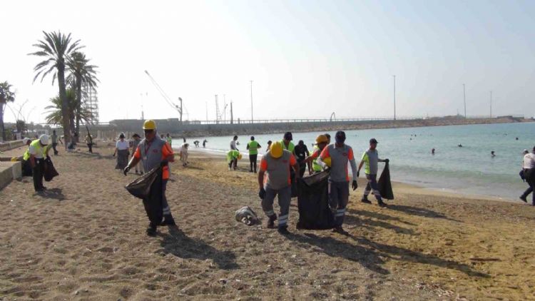 Sahilden plastik, cam ve çeşitli atıklar toplandı