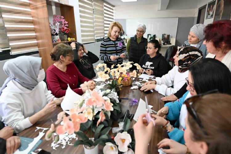 Mersin’de kadınlar yapay çiçek kursuyla üretip kazanıyor