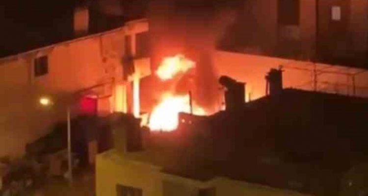 Sahur vakti tamirhanede çıkan yangın panik yaşattı