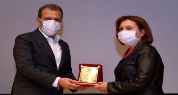Sağlık çalışanlarından Başkan Seçer plaket