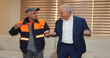 Oynayarak sokak süpüren işçiye Başkan Gültak'tan bir maaş ikramiye