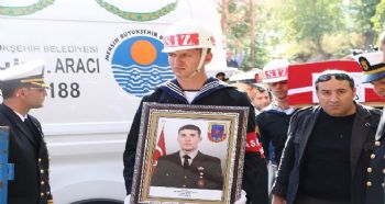 MERSİNLİ ŞEHİDİ BİNLERCE KİŞİ SON YOLCULUĞUNA UĞURLADI