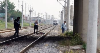 TRENİN ÖNÜNE ATLAYARAK İNTİHAR ETTİ