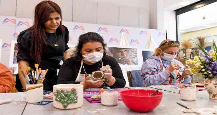 Atölye çalışmasına katılan kadınlar hem eğleniyor hem öğreniyor