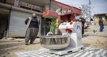 Mersin'de kadınlara hamur yoğurma makinesi desteği