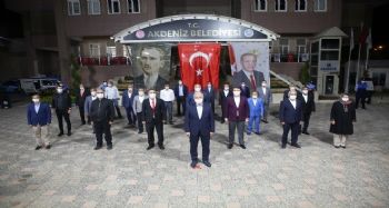 Akdeniz Belediyesi önünde İstiklal Marşı okundu