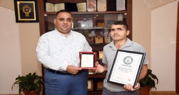 Başkan Can'dan dünya rekoru kıran personeline plaket