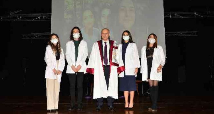 Eczacılık Fakültesi öğrencileri beyaz önlük giydi