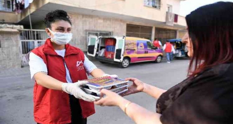 Mersin'de günde 12 bin kişiye iftar yemeği ulaştırılıyor