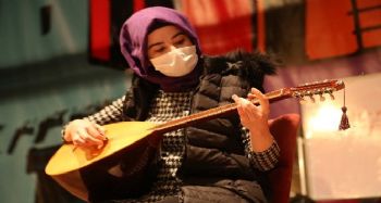 Bağlamanın teline vurup pandeminin stresinden kurtuluyorlar