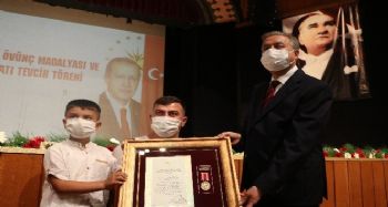 Şehitlerin madalyaları çocuklarına verildi