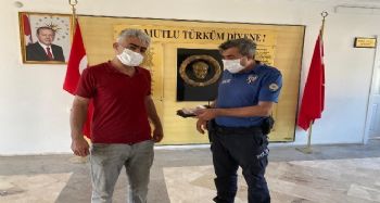 Duyarlı vatandaştan örnek davranış; yolda bulduğu parayı en yakın polis merkezine götürdü