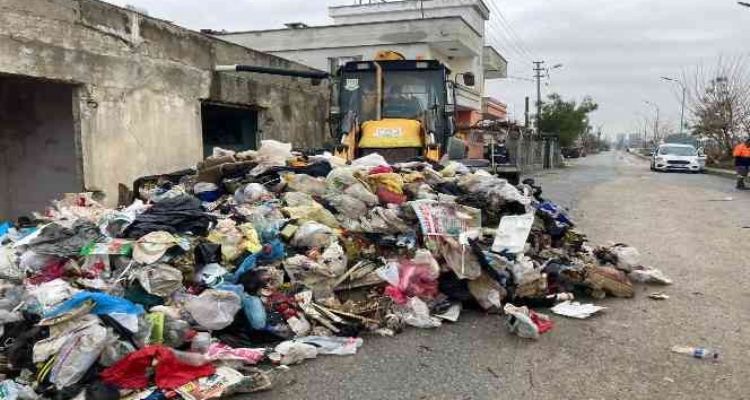 Tarsus'ta bir evden 3 kamyon çöp çıktı