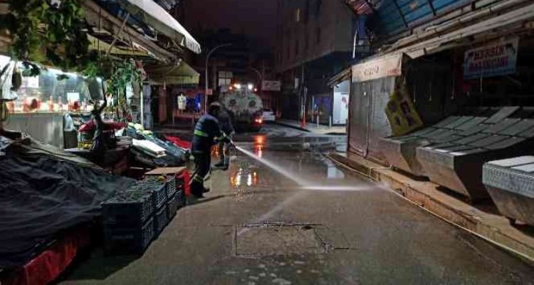 Akdeniz Belediyesi ekipleri, günde 400 ton çöp topluyor
