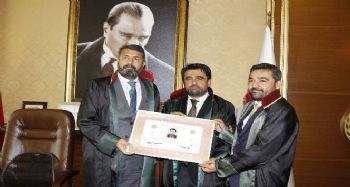 AK Parti Mersin İl Başkanı Ercik, yemin edip cüppe giyerek avukat oldu