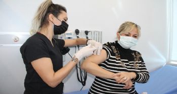 Mersin'de sağlık çalışanları aşılanmaya başlandı