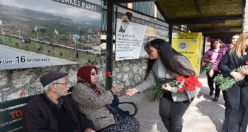 Toroslar'da kadınlara kırmızı karanfil dağıtıldı