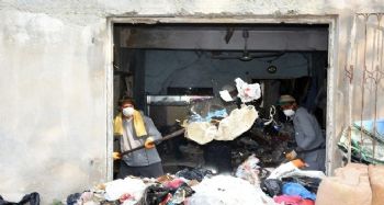 Tarsus'ta bir evden 8 kamyon çöp çıkarıldı