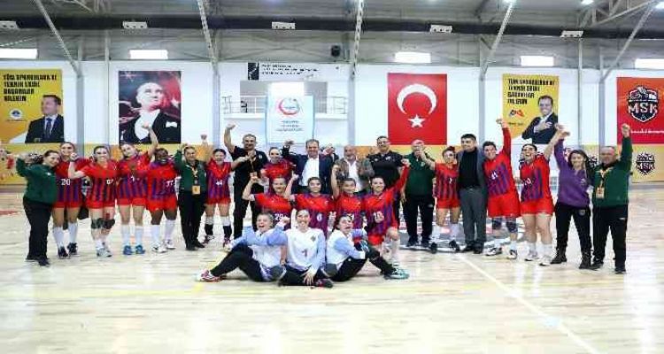 Başkan Seçer, kadın hentbol takımının galibiyet coşkusuna ortak oldu