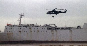 Mersin'de karaya oturan gemide nefes kesen kurtarma operasyonu